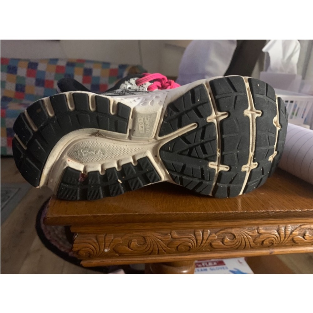 Brooks. Women’s size 6. Excellent condition.